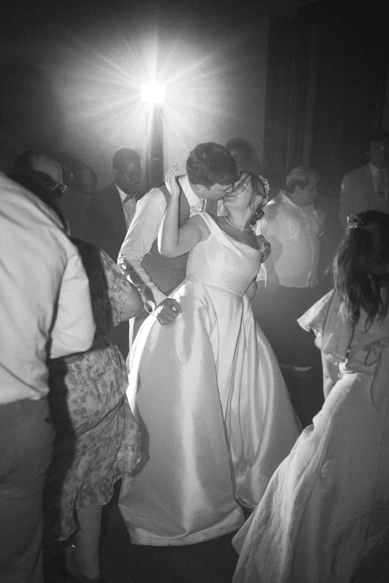 Dance party at Casale Buccelletti. Wedding photographer in Tuscany